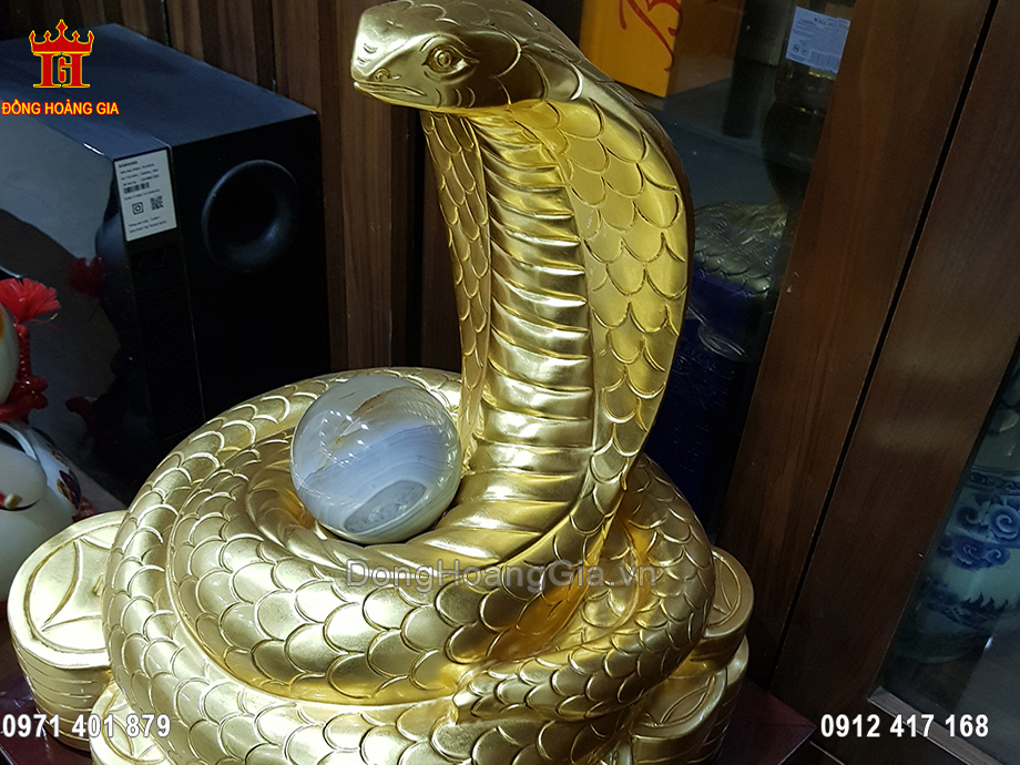 Tượng đồng rắn phong thủy nằm trên nén vàng Chiêu Tài Tấn Bảo