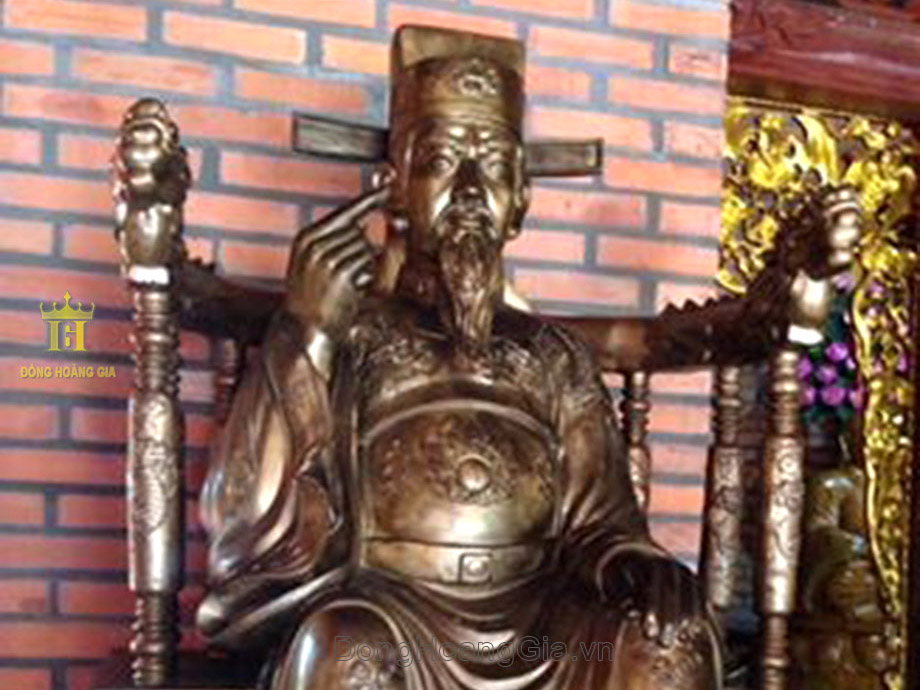 Tượng đồng thái sư Trần Thủ Độ ngồi ngai
