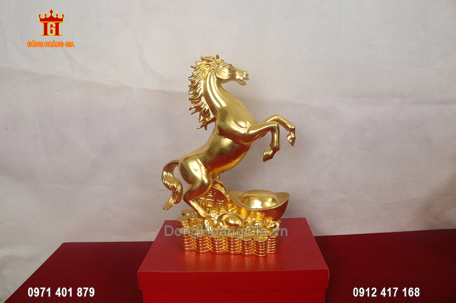 Tượng Ngựa phong thủy đứng trên vàng bạc dát vàng 24K