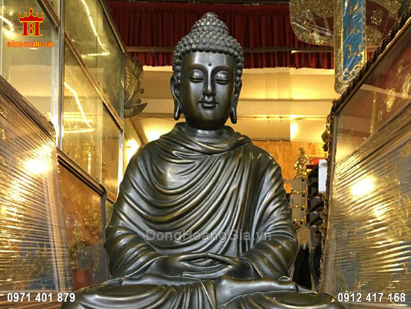 Hình tượng Phật bên ngoài được hun màu giả cổ giúp giữ màu tượng bền lâu theo thời gian