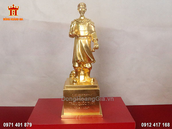 Bức tượng Trần Quốc Tuấn để bàn dát vàng 9999
